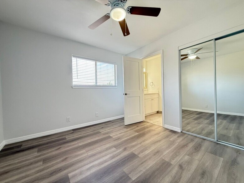 Building Photo - 10130 Hull Dr