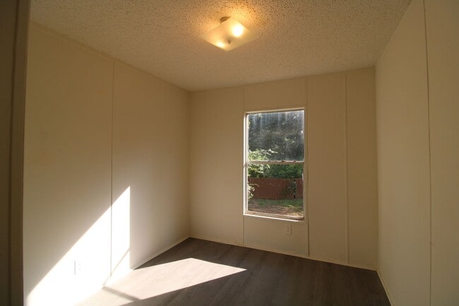 Building Photo - Experience peaceful country living!