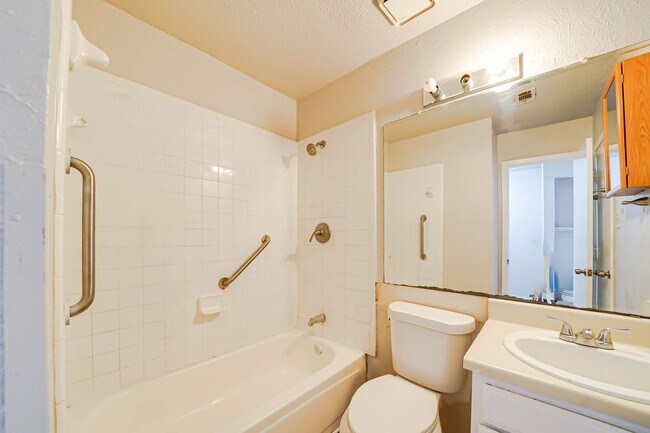 Building Photo - 2b1.5 b Condo in Garland, Water included