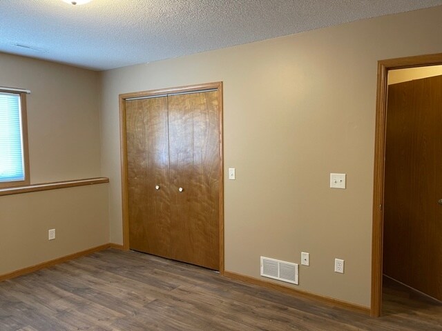 Building Photo - 413 Lilac Ln