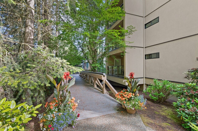 Building Photo - 15512 Country Club Dr