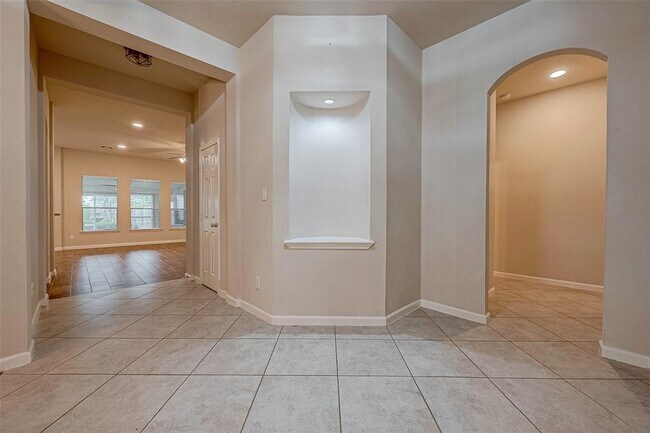 Building Photo - 722 Silver Creek Cir