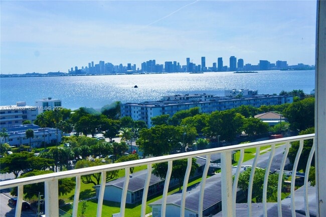 Building Photo - 7601 E Treasure Dr