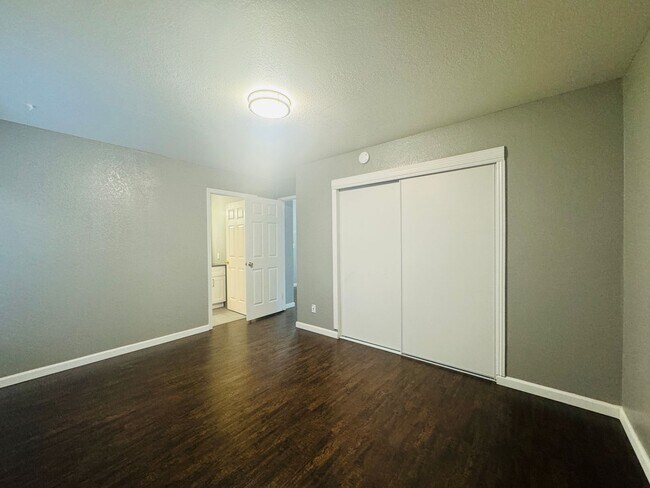 Building Photo - One Bedroom Condo In Fairway West Condomin...