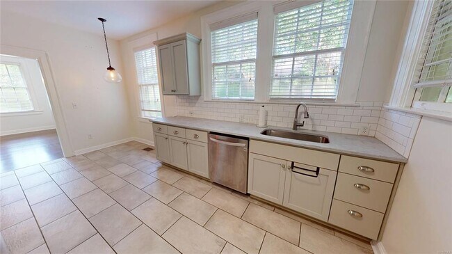 Building Photo - 345 Cloverdale Rd