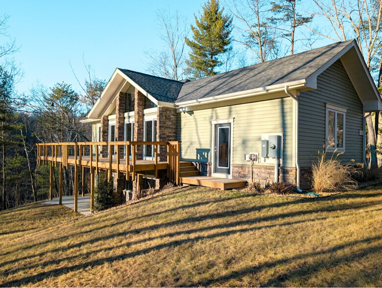 Building Photo - 515 Lakeview Dr