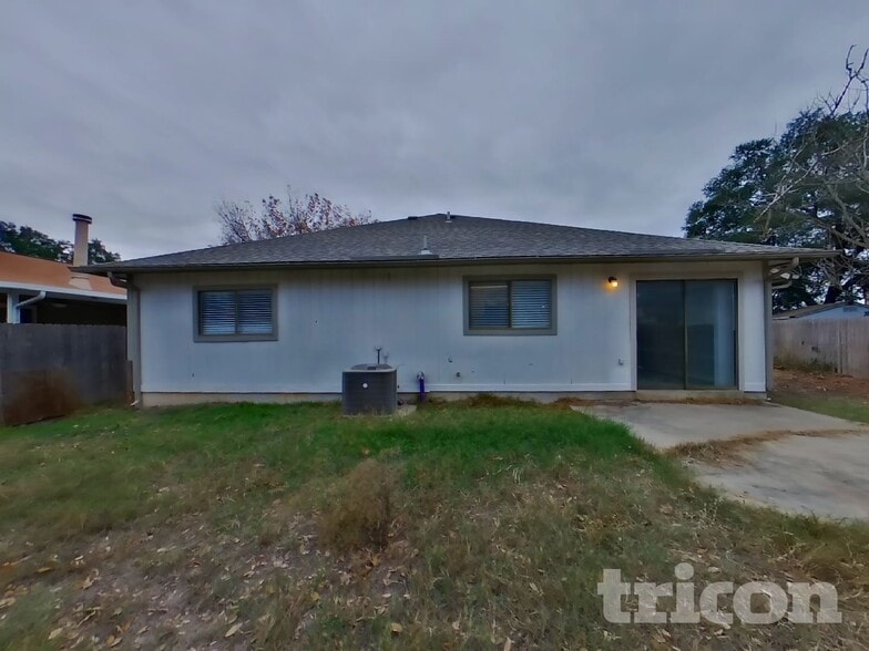 Building Photo - 8238 Bent Meadow Dr