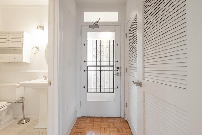 Building Photo - 212 E Clay St