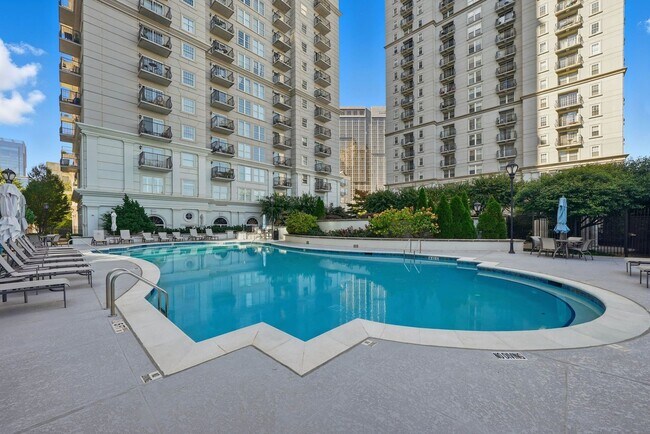 Building Photo - Penthouse Living in Midtown!