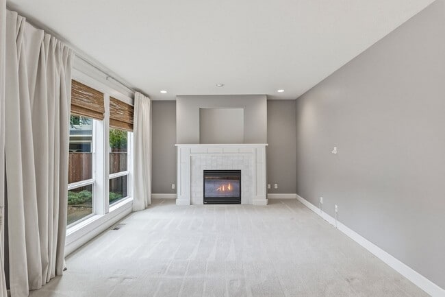 Building Photo - Beautiful 3 Bedroom/2.5 Lake Oswego