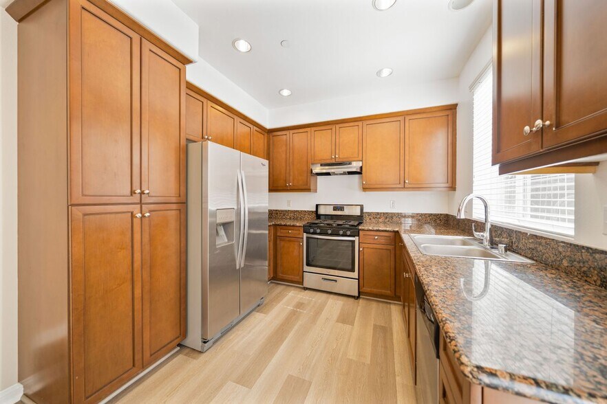 Building Photo - 3072 Parkway Cir