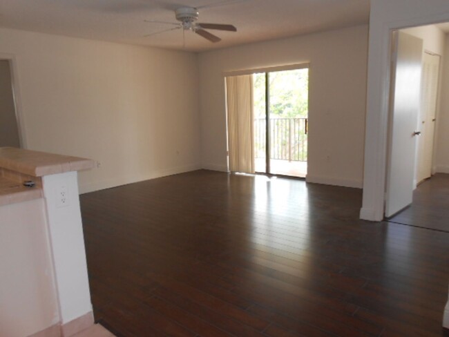 Building Photo - 2B/2B