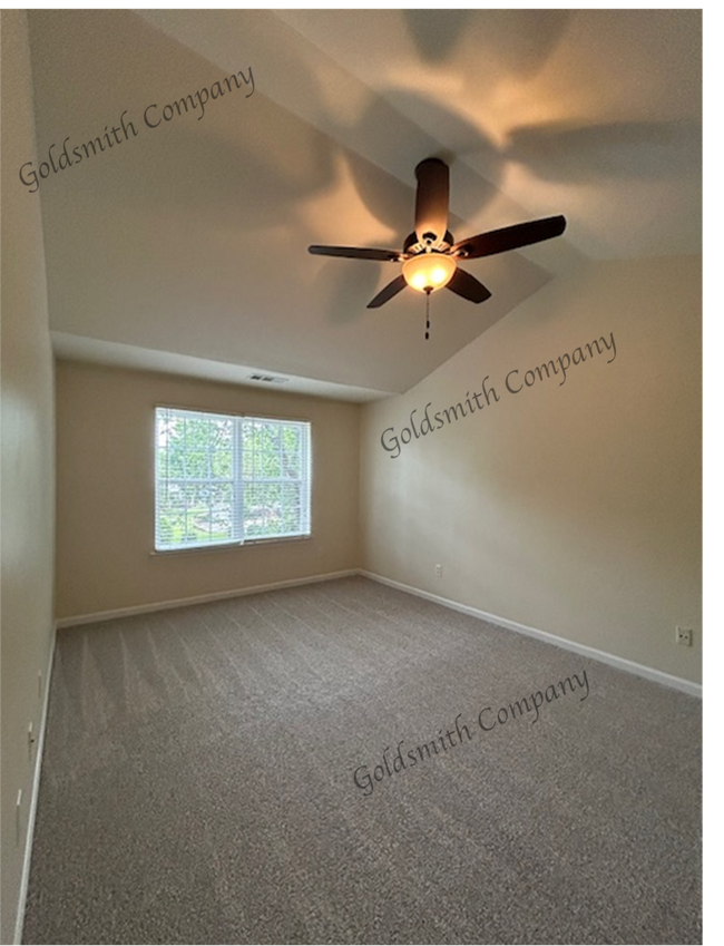 Building Photo - 105 Forsythia Dr