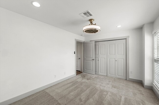 Building Photo - Updated Amazing Townhome