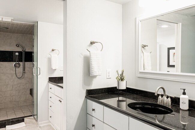 Building Photo - Gorgeous 2 Bedroom 2 Bathroom Condo in Low...