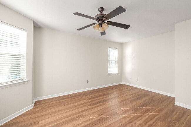 Building Photo - Cozy 1 Bedroom Condo Located In Dilworth &...