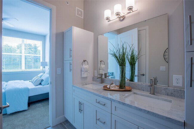 Building Photo - 226 E Lockwood Ave