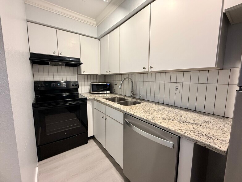 Building Photo - 9586 Lake Chase Island Way