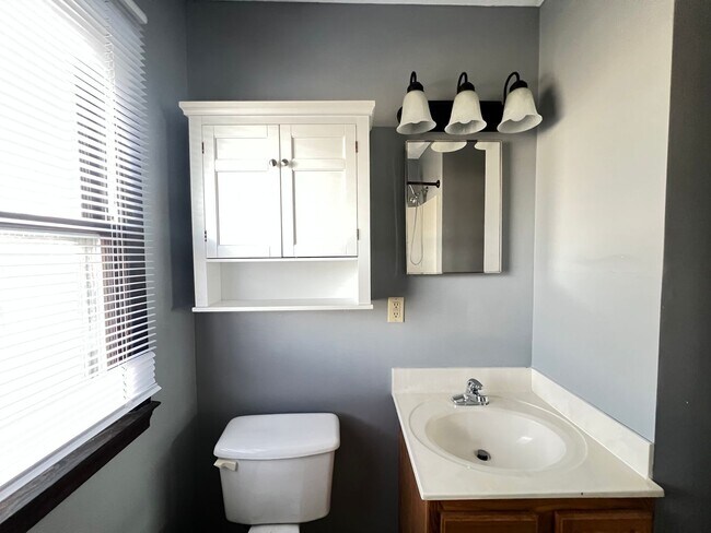 Building Photo - Beautiful walk-out ranch!