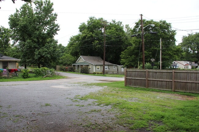 Building Photo - East Nashville 2 Bedroom Apartment!