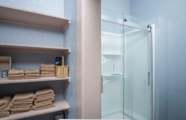 Building Photo - 936 E Center St