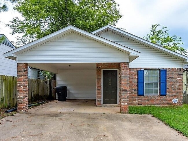 Primary Photo - 4 Bed home waiting!