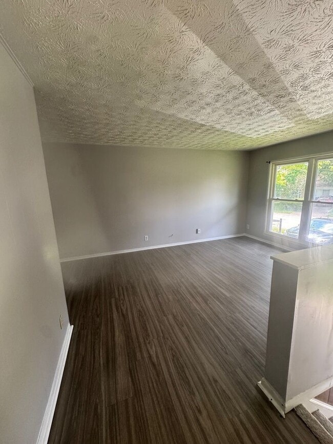 Building Photo - 4 Bedroom Split Foyer on East Side