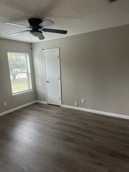 Building Photo - 228 Greenhill Dr