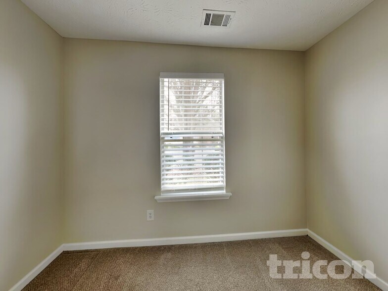 Building Photo - 530 Mackinaw Dr