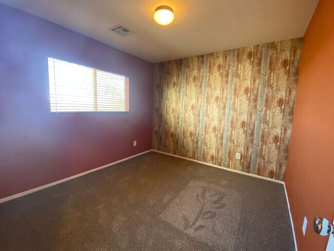 Building Photo - COZY 3 BEDROOM / 2.5 BATH HOME