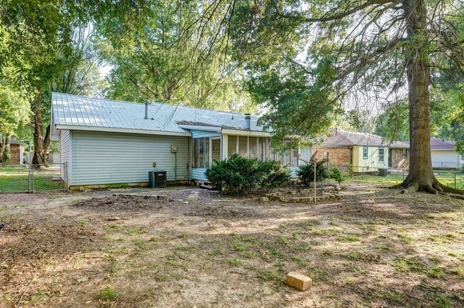 Building Photo - Charming 3 Bedroom House in Springfield!