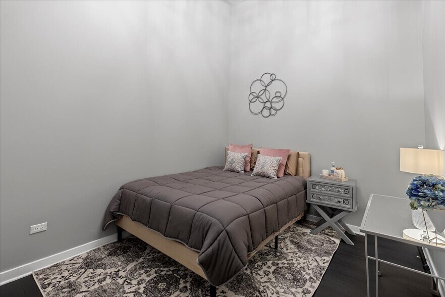 Building Photo - 1224 W Van Buren St