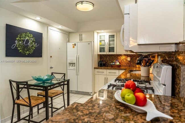 Building Photo - 3140 S Ocean Dr