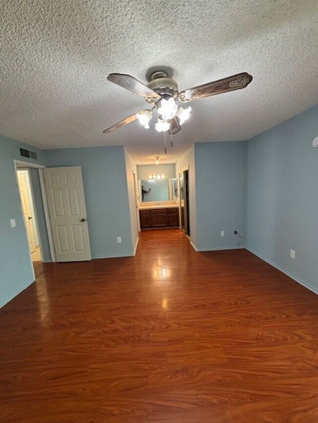 Building Photo - Clean 3 Bedroom / 2 Bathroom Home near Pac...