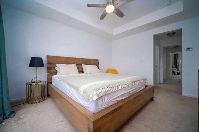 Building Photo - "Exquisite  2-Bed Townhouse with 2.5 Baths in Prime Charlotte Location – 1,531 Sq Ft of Comfort!"