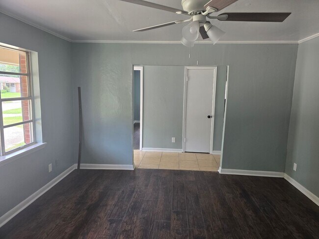 Building Photo - Spacious 4 bedroom/1 bath home with Centra...