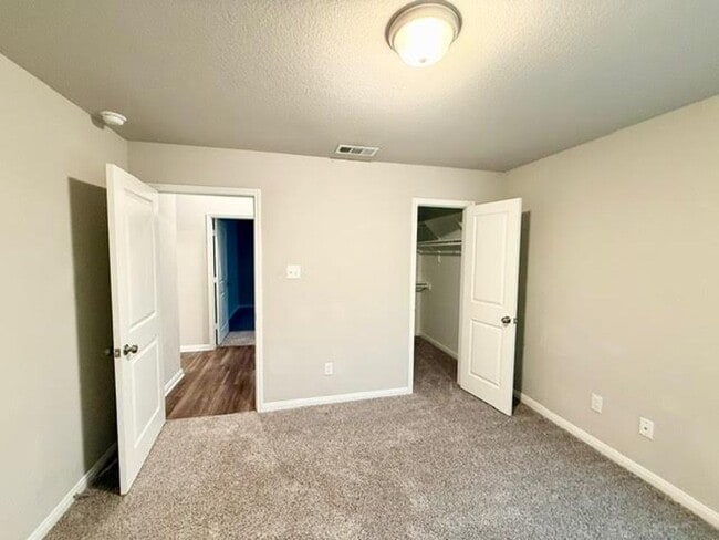 Building Photo - 4/3 house in Midway ISD.