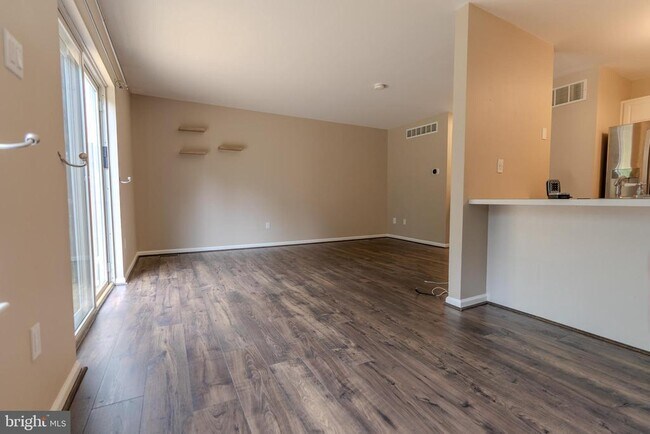 Building Photo - 200 Strawberry Ln