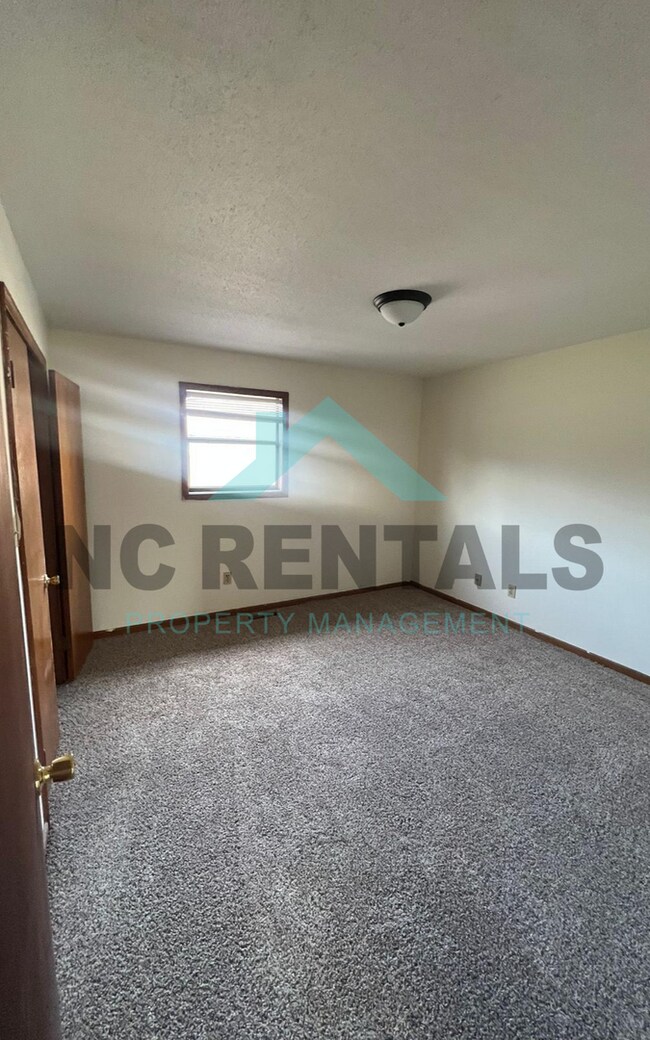 Building Photo - 340 Vista Cir