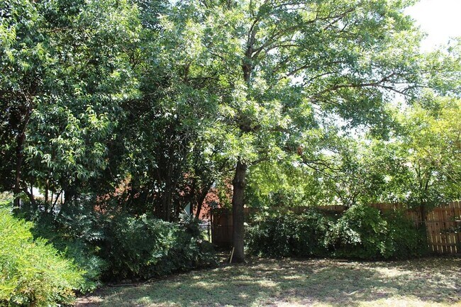 Building Photo - 5911 Aurora Dr