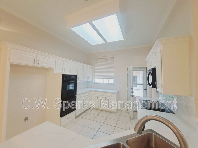 Building Photo - 902 Sunpoint Cir