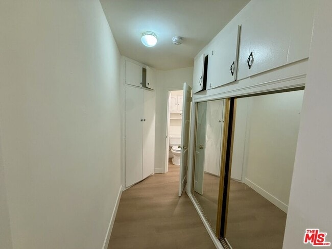 Building Photo - 221 S Kenwood St