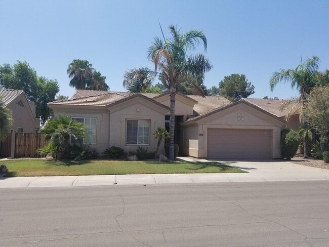 Building Photo - 875 W Aloe Pl