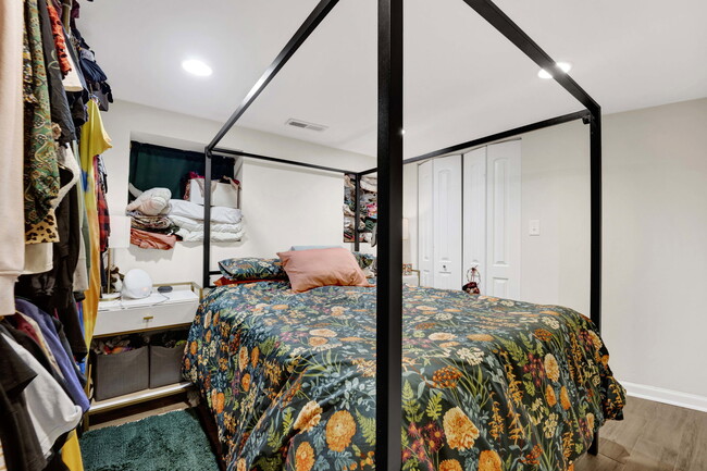 Building Photo - 1903 W Dickens Ave