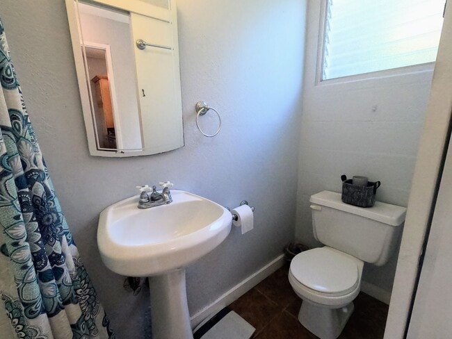 Building Photo - Fully Furnished Waialae Gardens 2 Bed/2 ba...