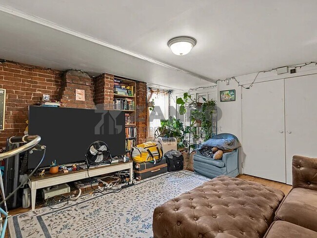 Building Photo - 35 Bowen St