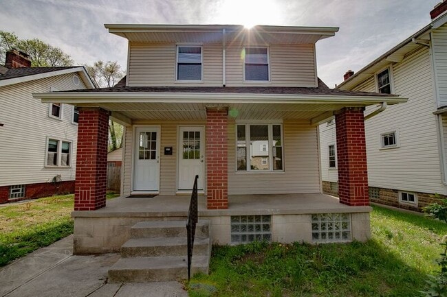 Primary Photo - 2876 Indianola Ave