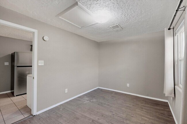 Building Photo - Historic Bungalow House 2 Bedroom 1 Bath- MOVE-IN Special