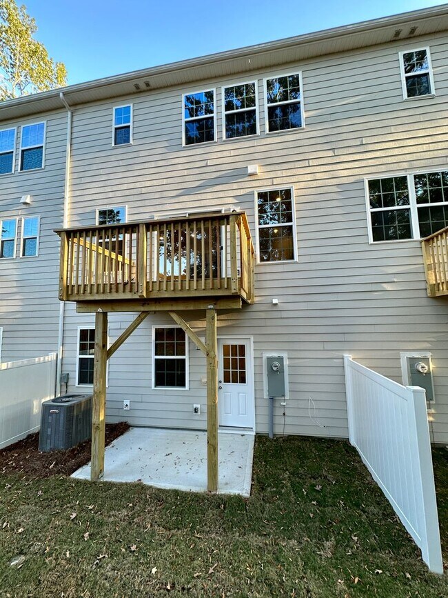 Building Photo - Elegant Townhome located in Ballantyne!