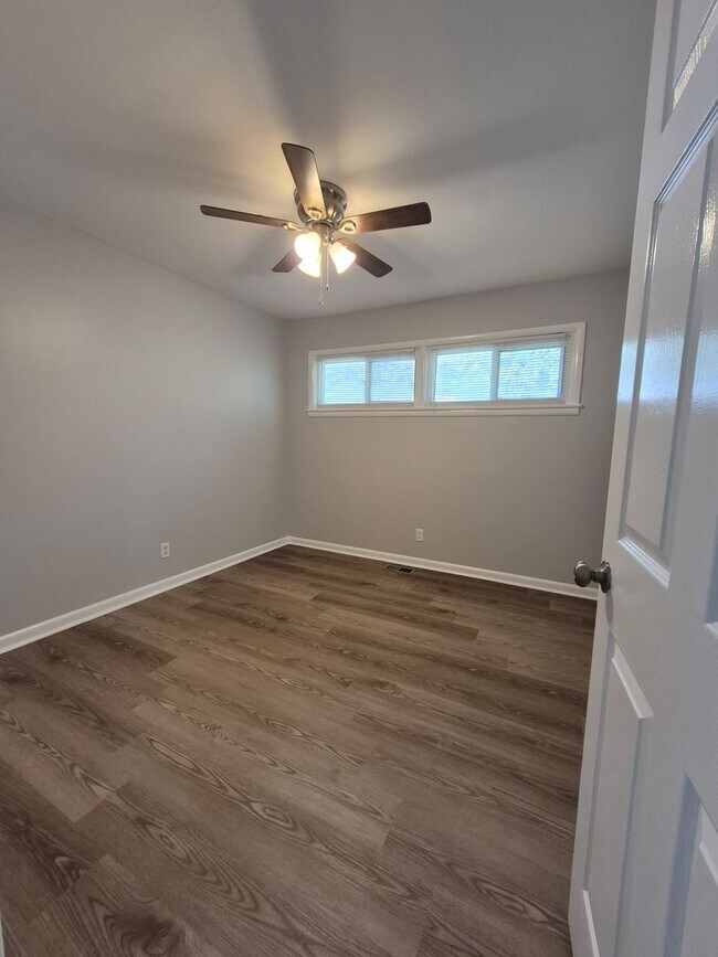 Building Photo - Adorable, remodeled 3br/1ba house close to downtown